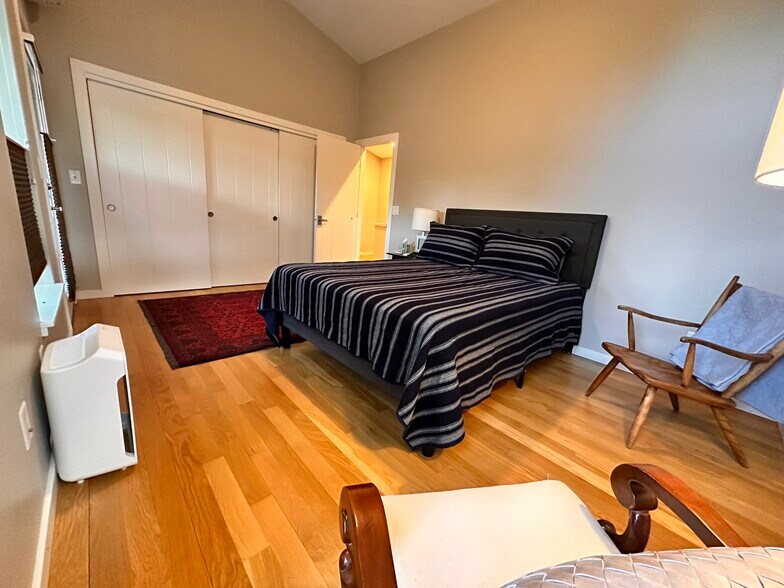 Upstairs bedroom - 211 E 33rd St