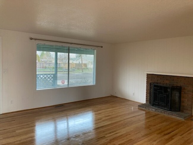 Building Photo - Spacious 4 Bedroom 2 Bath House NW Corvallis