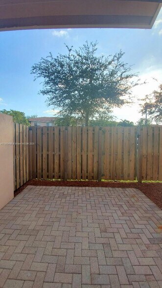 Building Photo - 265 Las Brisas Cir