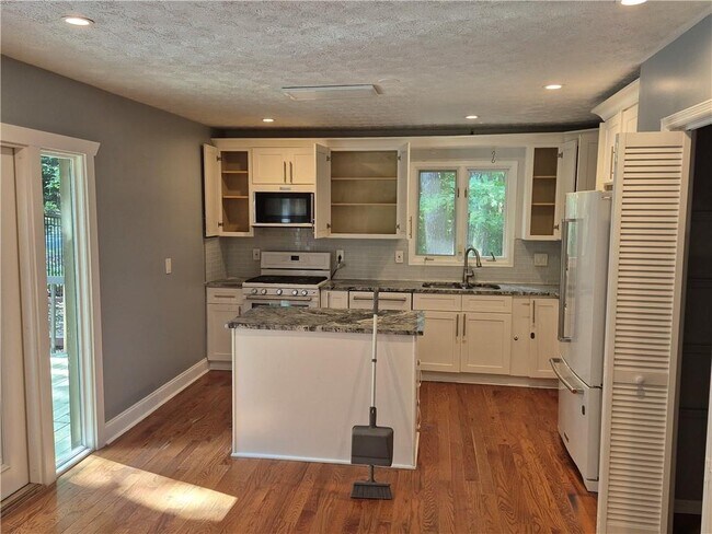 Building Photo - 735 Chickadee Ct SW