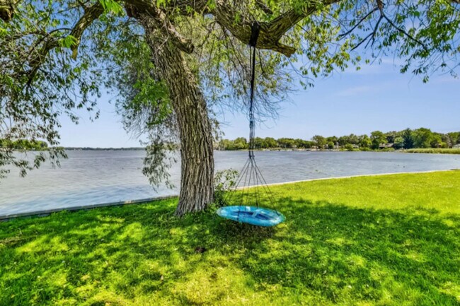 Building Photo - 36856 N Hickory Ct