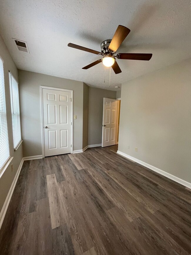 Building Photo - Newly Renovated 2 story 3 Bedroom and 1 ba...