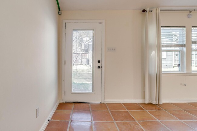 Building Photo - Adorable Studio Apartment in Arlington Hei...