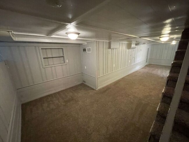 Building Photo - Charming 3 bedroom, 1.5 bathroom home in I...