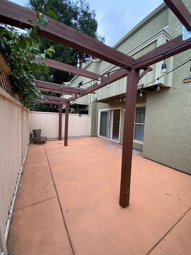 Building Photo - Cambrian 3 bed 2.5 bath townhouse available!