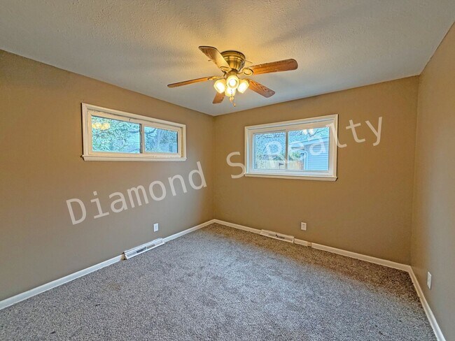 Building Photo - 3 Bedroom Home Close to Sunshine and 65!