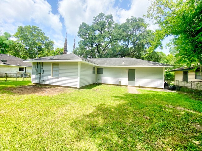 Building Photo - Very Nice 3/1/1 Home w/ Hardwoods in Brazo...