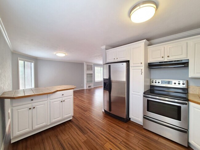 Building Photo - $1,695 - 2 Bed / 2 Bath Spacious Top Floor...