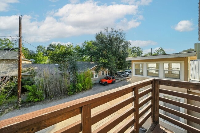 Building Photo - UT PRE-LEASE: 5 bed / 3 bath Remodeled Wes...