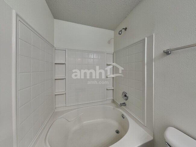 Building Photo - 527 Bourneside Dr