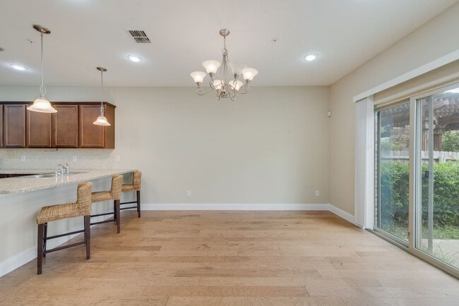 Building Photo - Luxury 3 Bedroom Townhome
