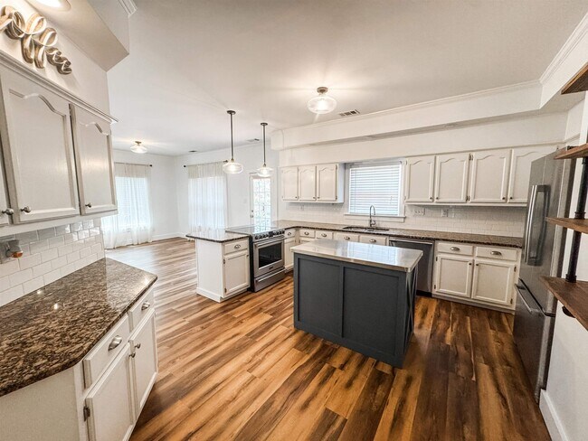 Building Photo - 705 Cotham Dr