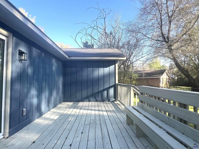 Building Photo - 221 Jefferson Cir