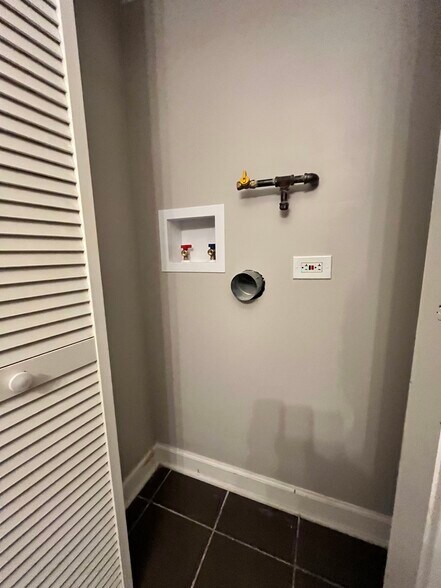 Hook up in bathroom - 1722 N Central Park Ave