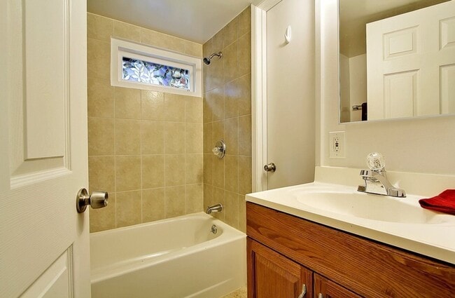 Building Photo - REST OF OCTOBER FREE >> Beautiful 4BR/2BA ...