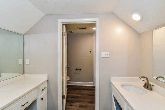 Building Photo - 3041 Delvan Cove