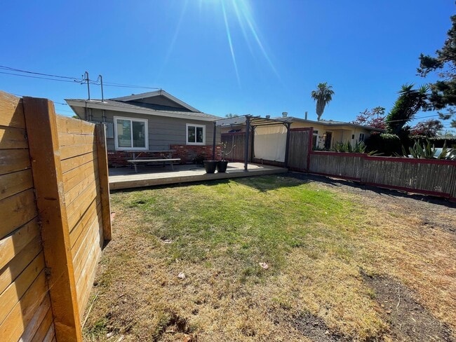 Building Photo - Quaint 1 Bedroom in Encinitas
