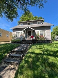Building Photo - 4 Bedroom Campus House!