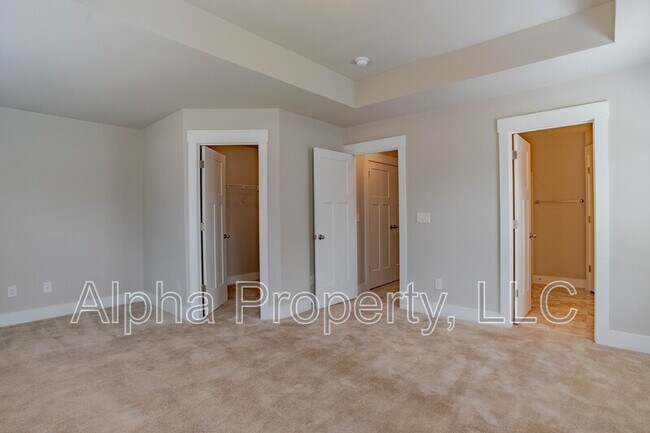 Building Photo - 385 Hague Dr
