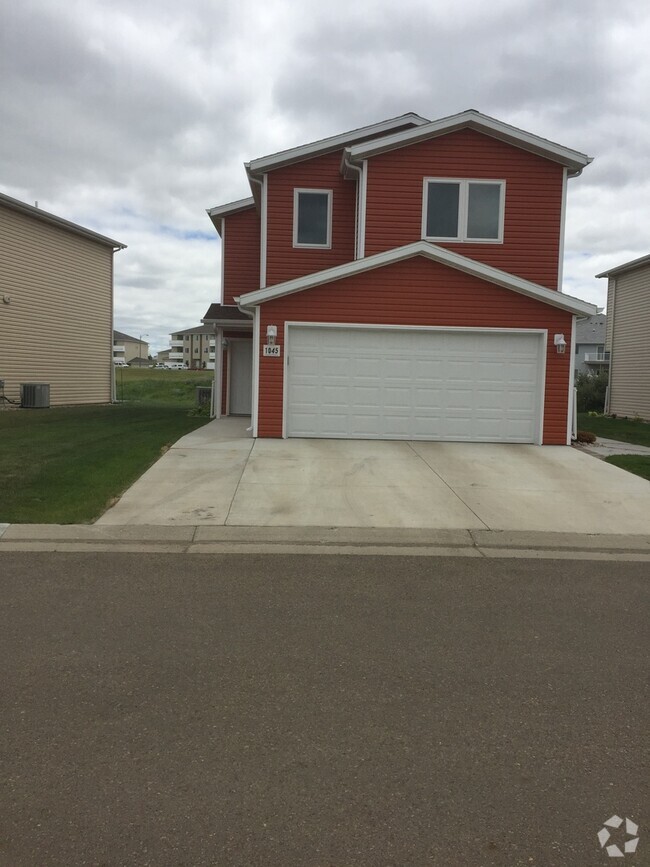 Building Photo - Gorgeous 3 bedroom