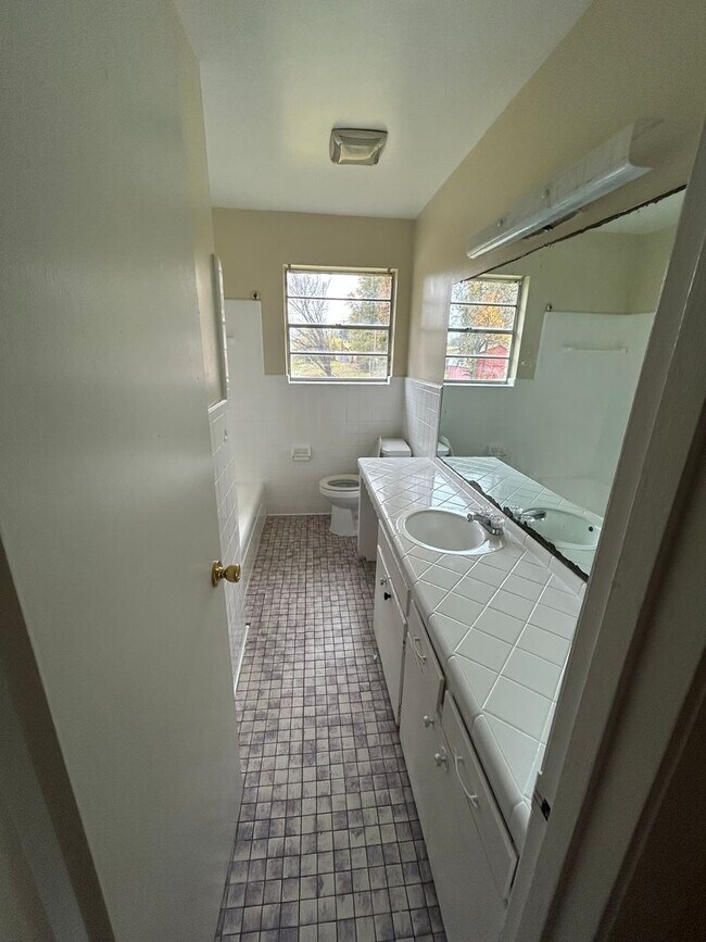 Building Photo - 3 Bedroom and 1.5 Bathroom