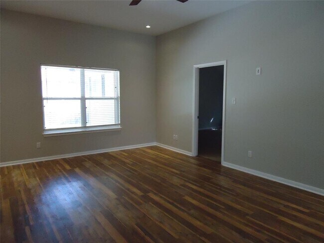 Building Photo - 1404 Peachtree Valley Dr