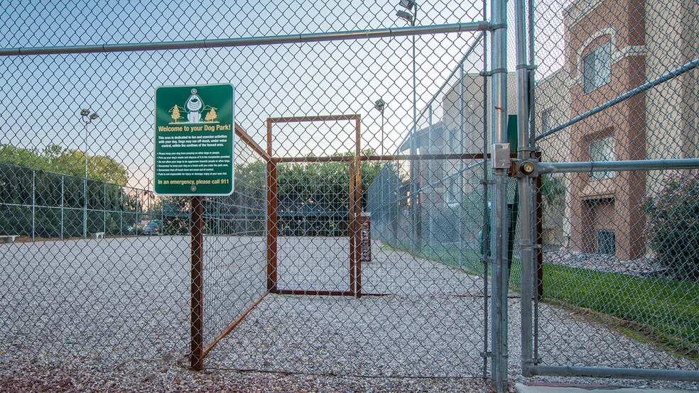 Building Photo - Skyline Gateway