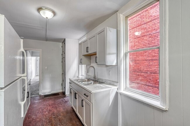 Building Photo - Newly Renovated 3 Bedroom, 1 Bathroom Townhouse