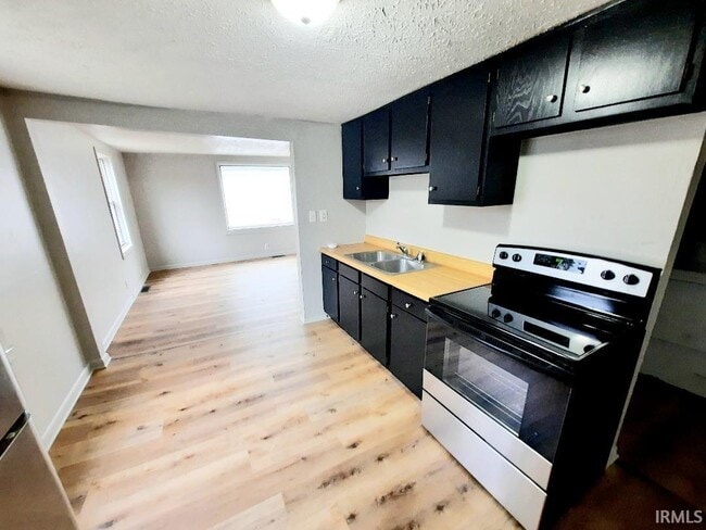 Building Photo - 1807 W Adams St