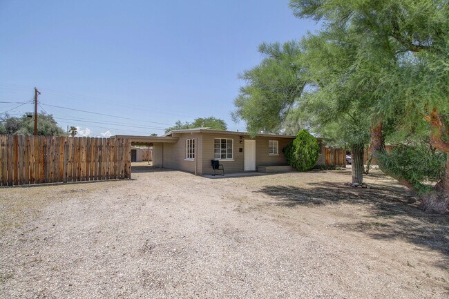 Primary Photo - 812 S Eli Dr