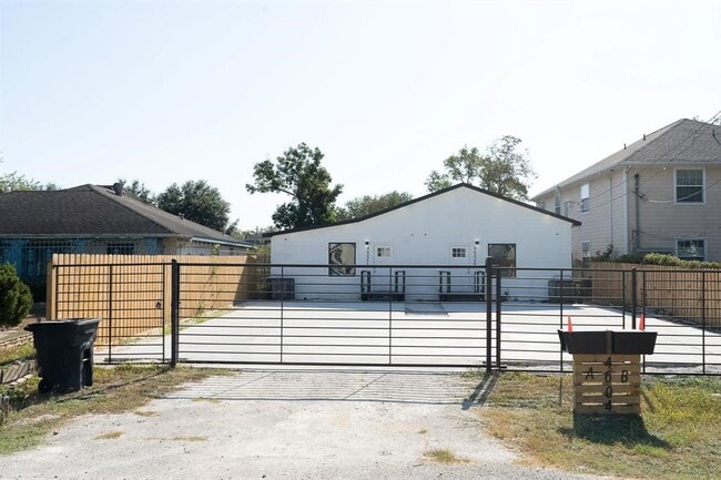Building Photo - 4604 Bricker St