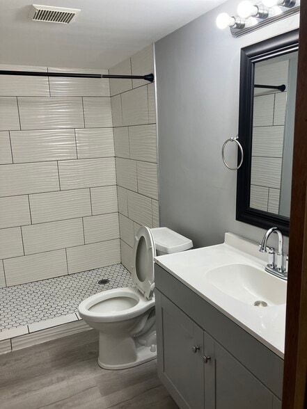 Lower levers bathroom - 271 County Road C2 W