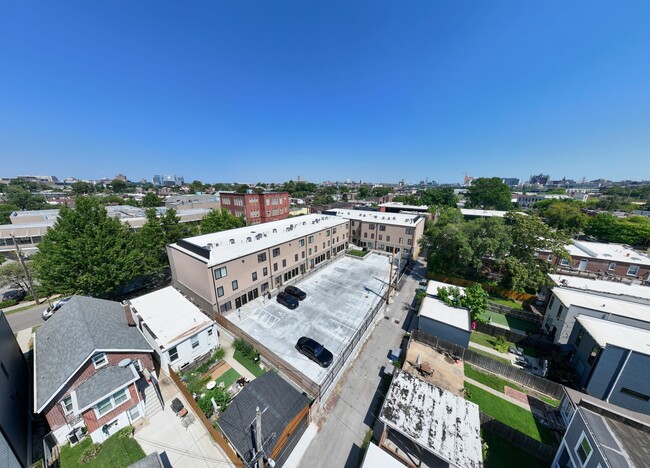 Building Photo - 4320 Vista Ave