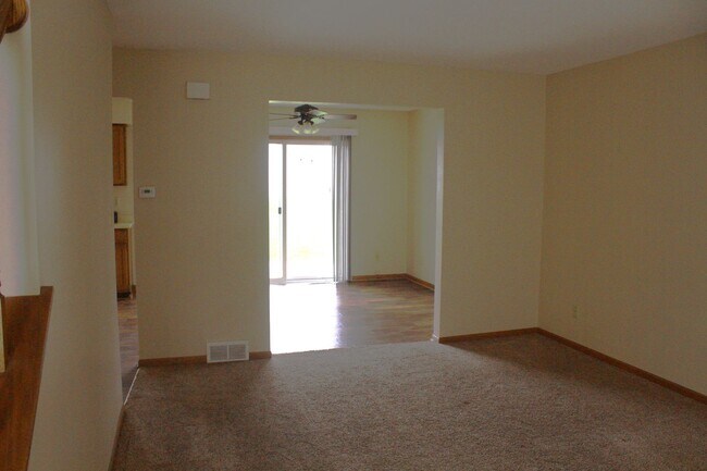 Building Photo - 376-376 Thomas Dr