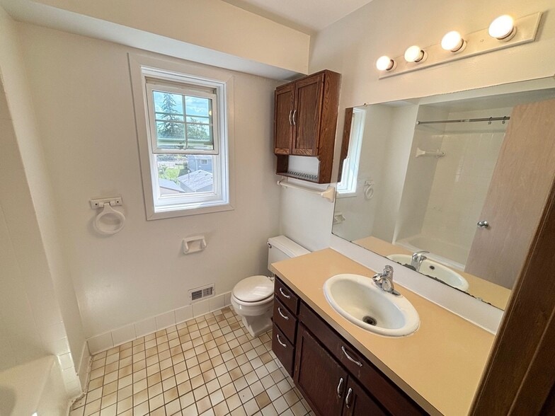 Building Photo - 1582 Reaney Ave