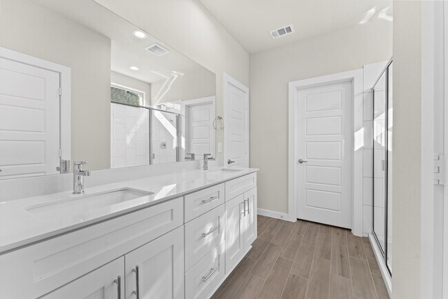 Building Photo - 2106 Somerset Dr