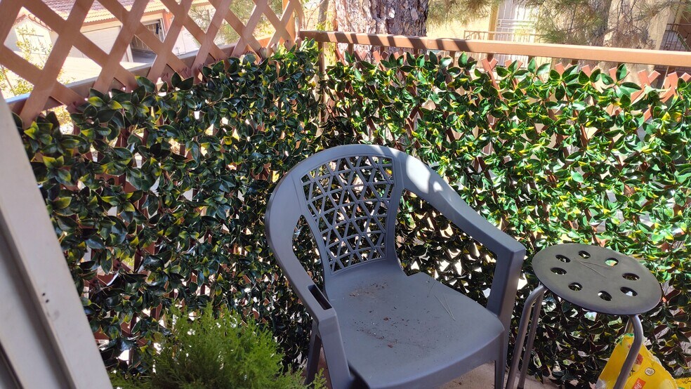 balcony for outdoor enjoyment - 1365 Crafton Ave