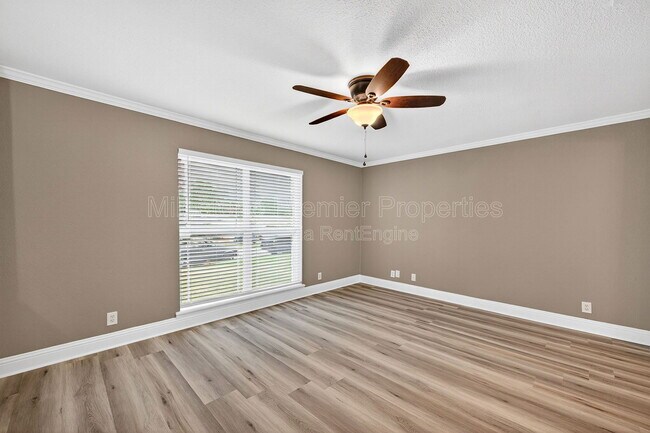 Building Photo - 112 S Wood Ave