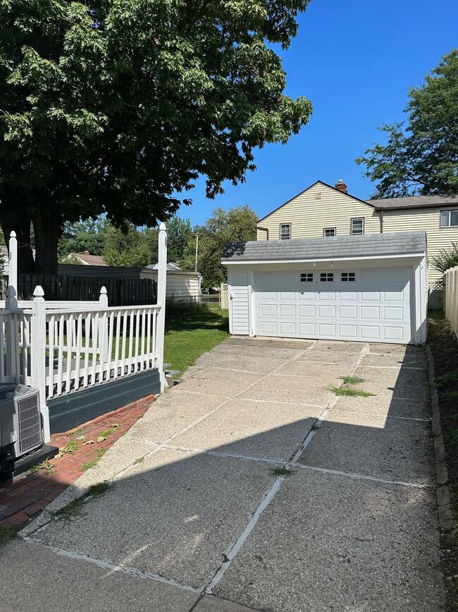Building Photo - Gorgeous 3 bd, 2 bath South Euclid Home Awaits!
