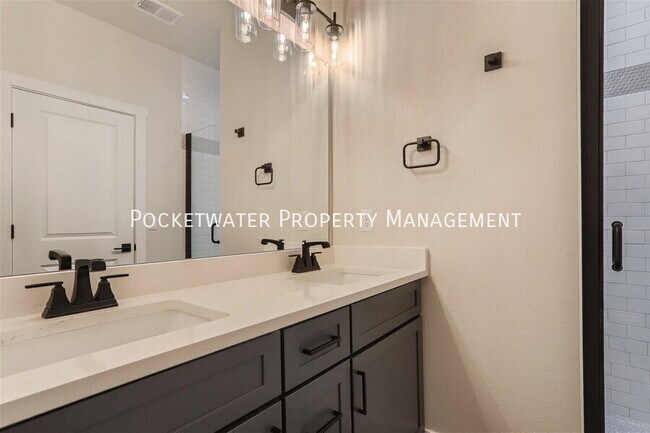 Building Photo - 1349 Baker St