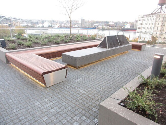 Building Photo - The Vista - 2 bed/2.5 bath Pearl District Condo w/parking/storage/concierge/most utilities/amenities