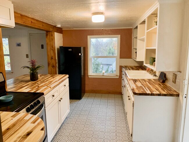 Building Photo - 5105 SE Rex Dr