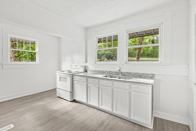 Building Photo - Charming 2 Bedroom, 2 Bathroom house