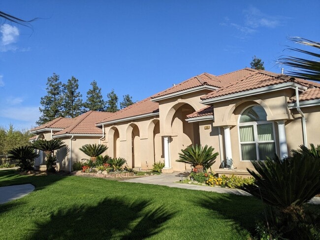 Building Photo - Large custom rural home offering wonderful...