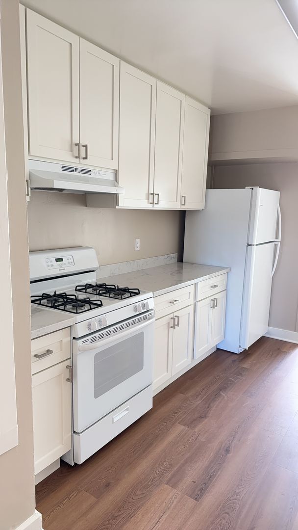 Building Photo - Bright Sunnyside Home with Fireplace, Bay Windows & Private Backyard!