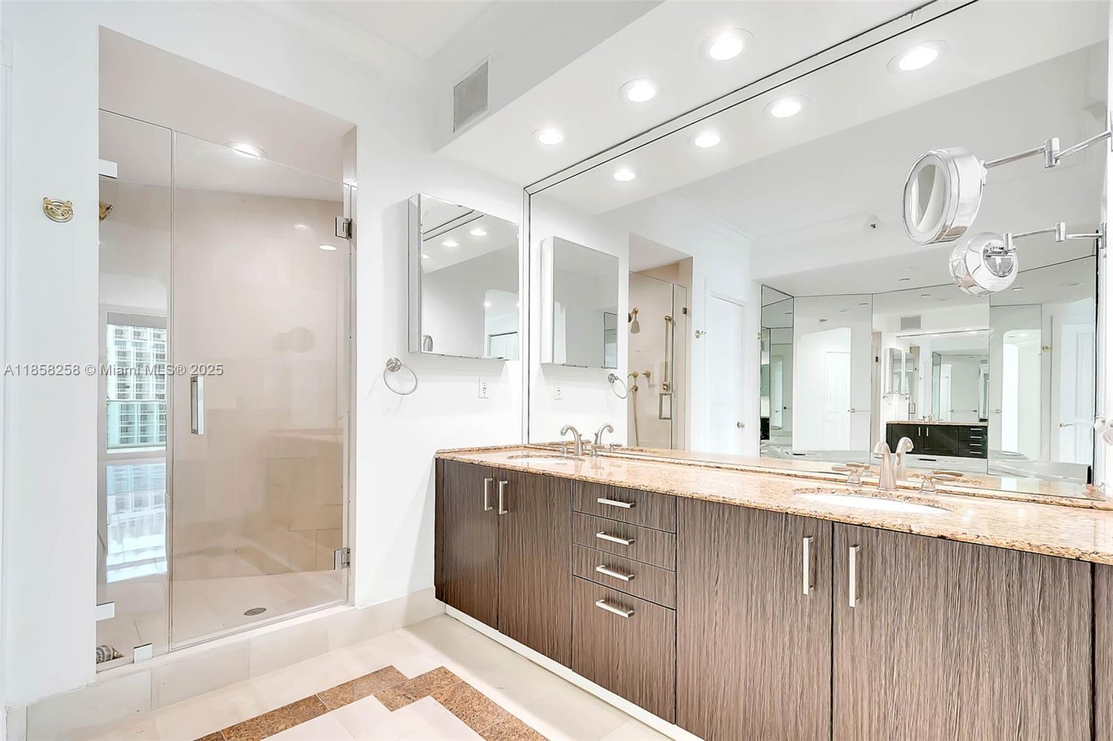 Building Photo - 300 S Pointe Dr