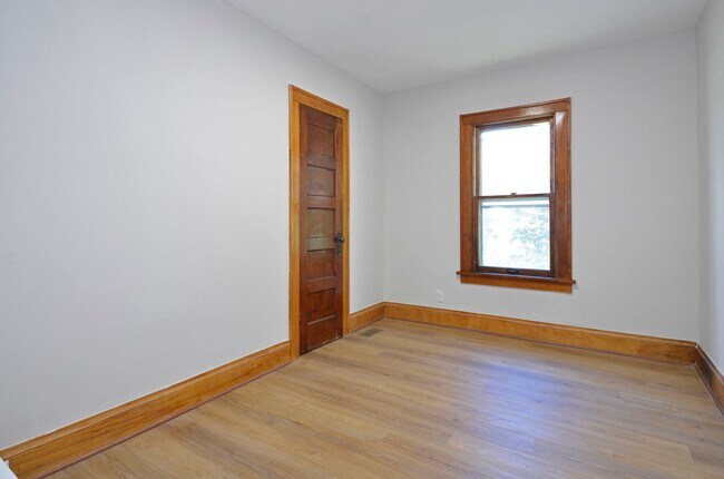 Building Photo - Beautiful Updated 5-Bed 2-Bath Home in NE Minneapolis!
