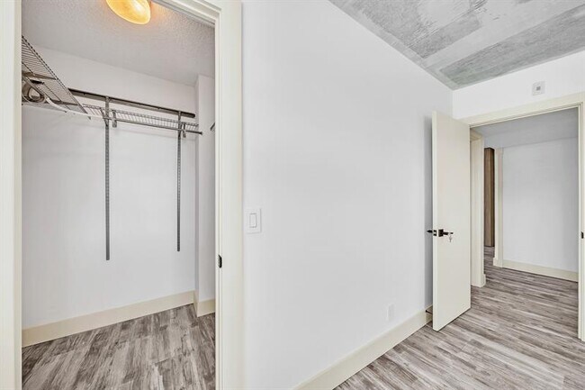 Building Photo - 3051 NE 48th St