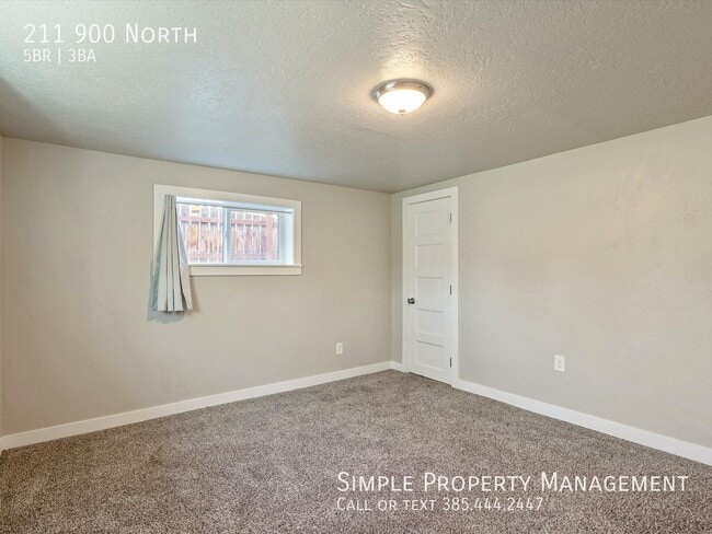 Building Photo - 211 900 N