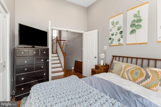 Building Photo - 714 Medina St